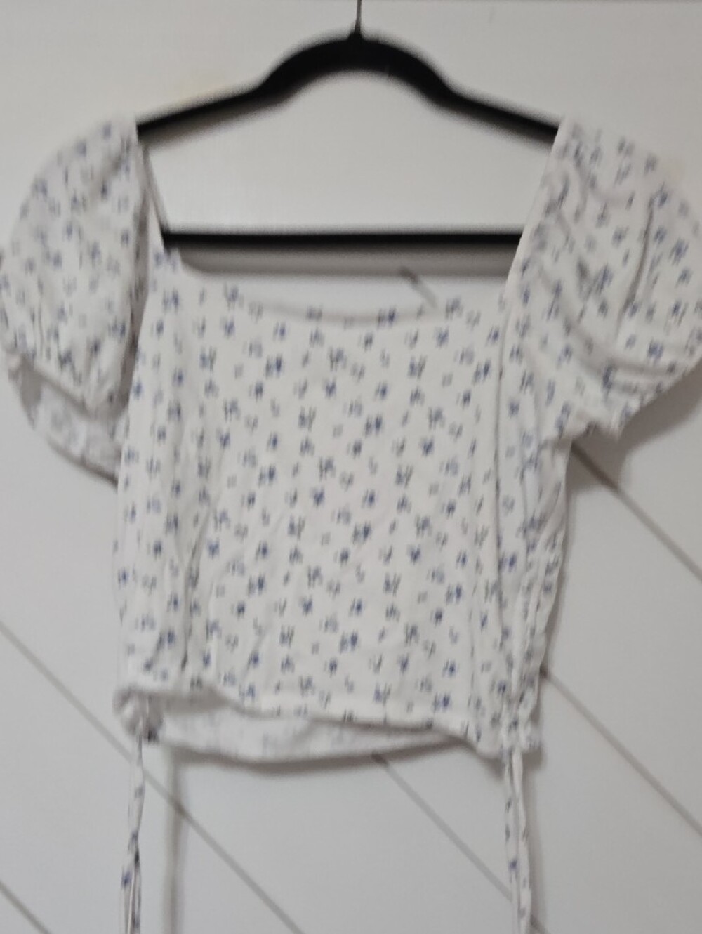 Hollister White Crop Top with Blue Floral Print - Picture 4 of 5